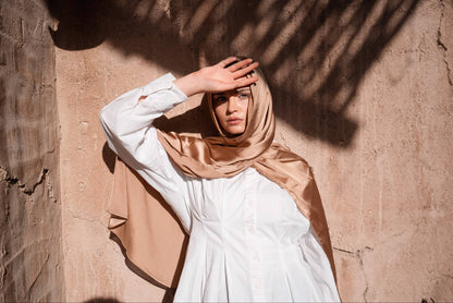 Gerippter Satin Hijab: Weiss